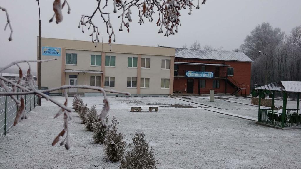 Hotel Viesu Maja Ezerkalns à Krāslava Extérieur photo