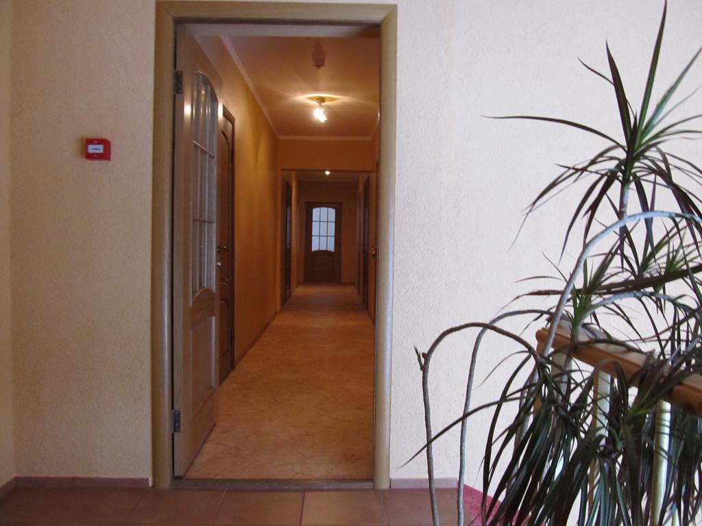 Hotel Viesu Maja Ezerkalns à Krāslava Extérieur photo