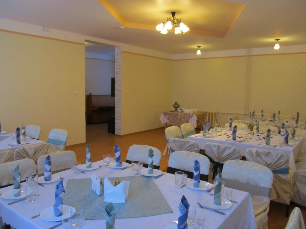 Hotel Viesu Maja Ezerkalns à Krāslava Extérieur photo