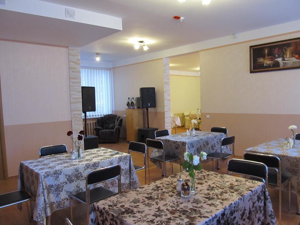 Hotel Viesu Maja Ezerkalns à Krāslava Extérieur photo