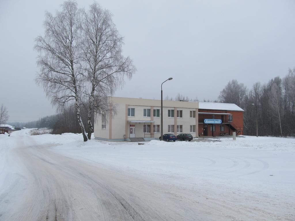 Hotel Viesu Maja Ezerkalns à Krāslava Extérieur photo