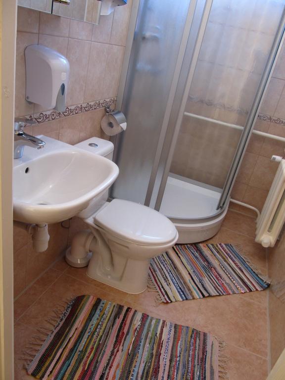 Hotel Viesu Maja Ezerkalns à Krāslava Extérieur photo
