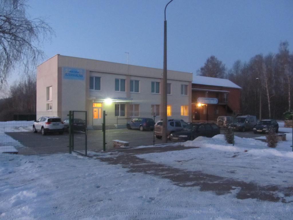 Hotel Viesu Maja Ezerkalns à Krāslava Extérieur photo