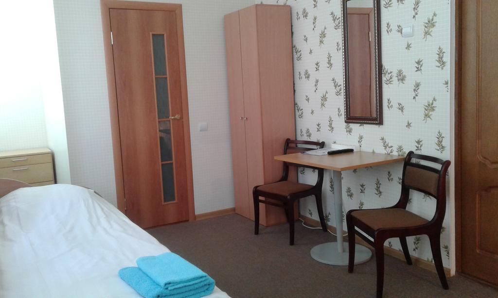 Hotel Viesu Maja Ezerkalns à Krāslava Extérieur photo