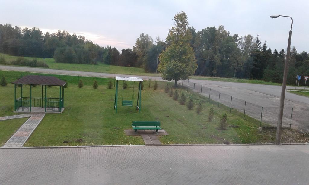 Hotel Viesu Maja Ezerkalns à Krāslava Extérieur photo