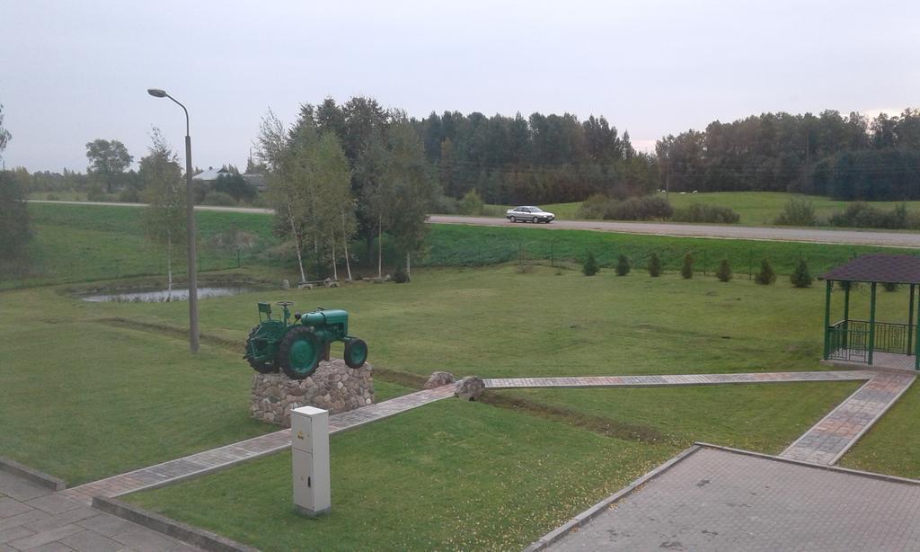 Hotel Viesu Maja Ezerkalns à Krāslava Extérieur photo