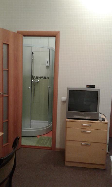 Hotel Viesu Maja Ezerkalns à Krāslava Extérieur photo